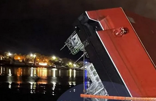 У окупантів у Севастополі перекинувся плавучий кран: ВІДЕО, як це сталося У окупантів у Севастополі перекинувся плавучий кран: ВІДЕО, як це сталося